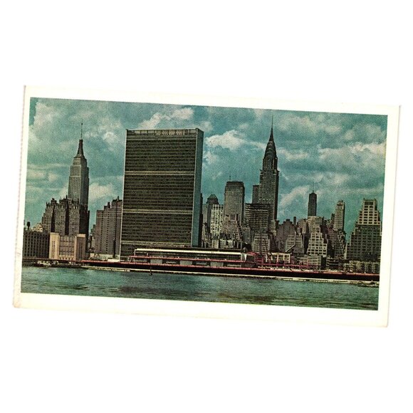 Vintage 1969 Manhattan Skyline Postcard Featuring Chrysler Empire State Building - Picture 1 of 2